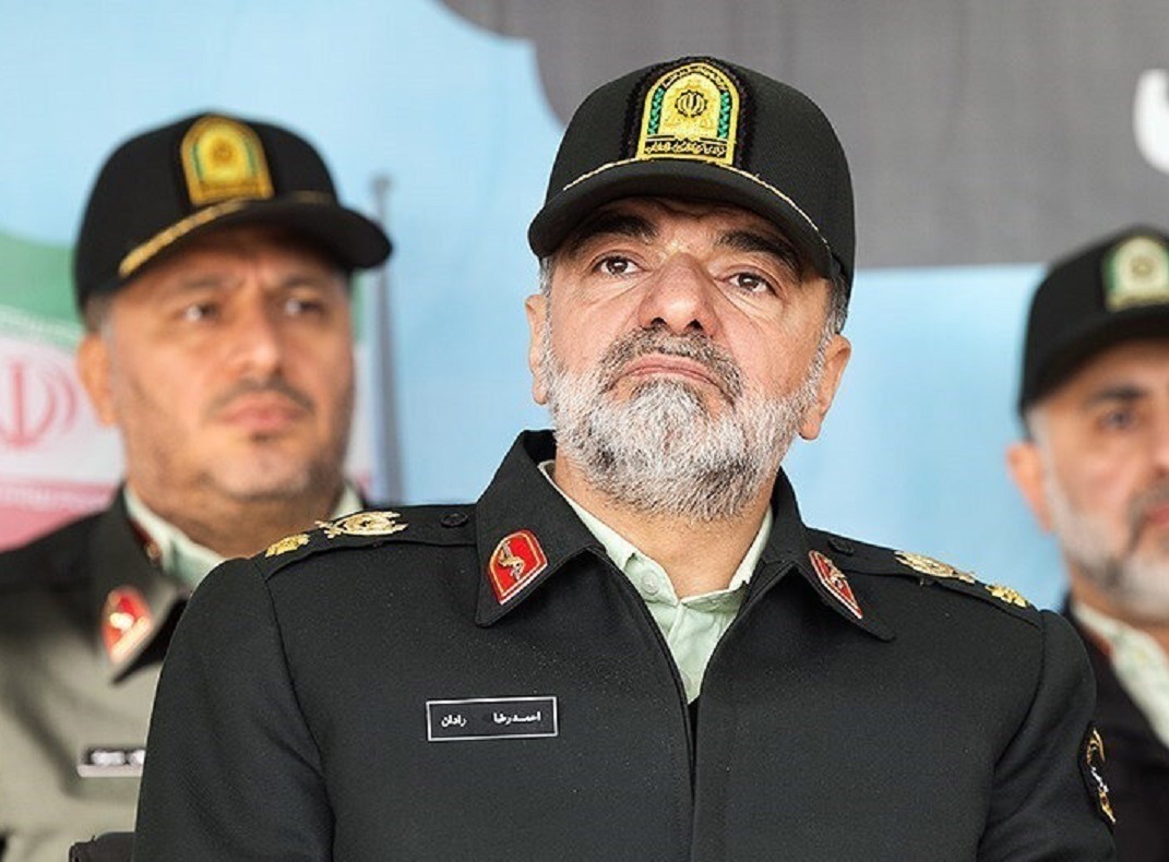  واکنش سردار رادان به فیلم دستگیری دو دختر ۱۴ ساله توسط گشت ارشاد: رفتار آن دخترها بد و رفتار پلیس هم یک مقدار غیرحرفه‌ای بود