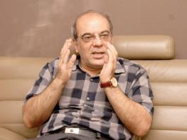 عباس عبدی: نظام گزینشی در ایران یکی از علل دروغ و ریاکاری و دورویی شده است / بخش مهمی از پرسش‌ها و معیار‌های گزینشی عمومی و نه حرفه‌ای، فاقد وجاهت عقلانی است / در مورد خانم‌ها محدودیت‌های عملی خیلی بیشتر است 