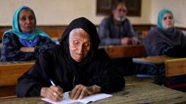  مادربزرگ ۸۷ ساله مصری خواندن و نوشتن می‌آموزد