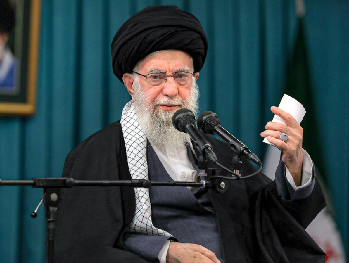  رهبر انقلاب: عده‌ای به زبان می آورند که با حوادث اخیر منطقه، خون‌هایی که در راه دفاع از حرم ریخته شد، هدر رفت؛ خطای بزرگ و این اشتباه بزرگ را اینها می‌کنند