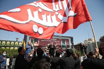  روزنامه دولت: عده‌ای ناشناس در اصفهان، روی پرچم عزای سیدالشهدا بنزین ریختند و فرار کردند